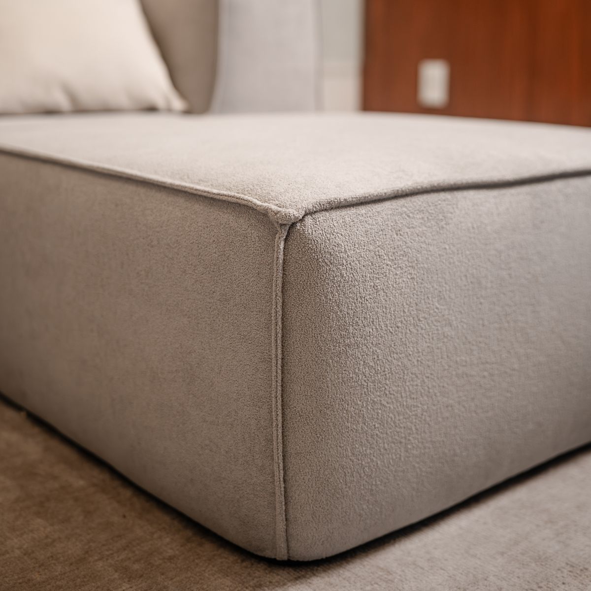 Sofá Modular Flow 4 Lugares 1 Canto com 1 Apoio de Pé em Boucle Cinza