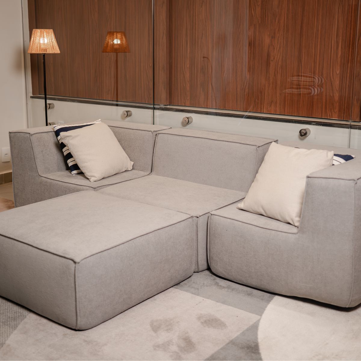 Sofá Modular Flow 3 Lugares 2 Cantos com 1 Apoio de Pé em Boucle Cinza