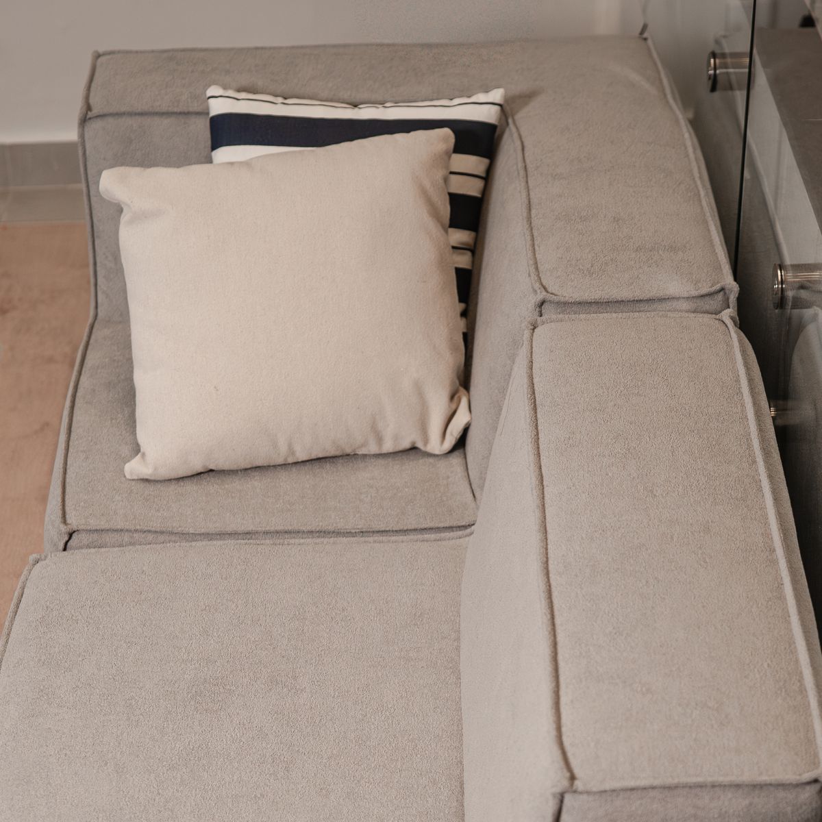 Sofá Modular Flow 3 Lugares 2 Cantos com 2 Apoios de Pé em Boucle