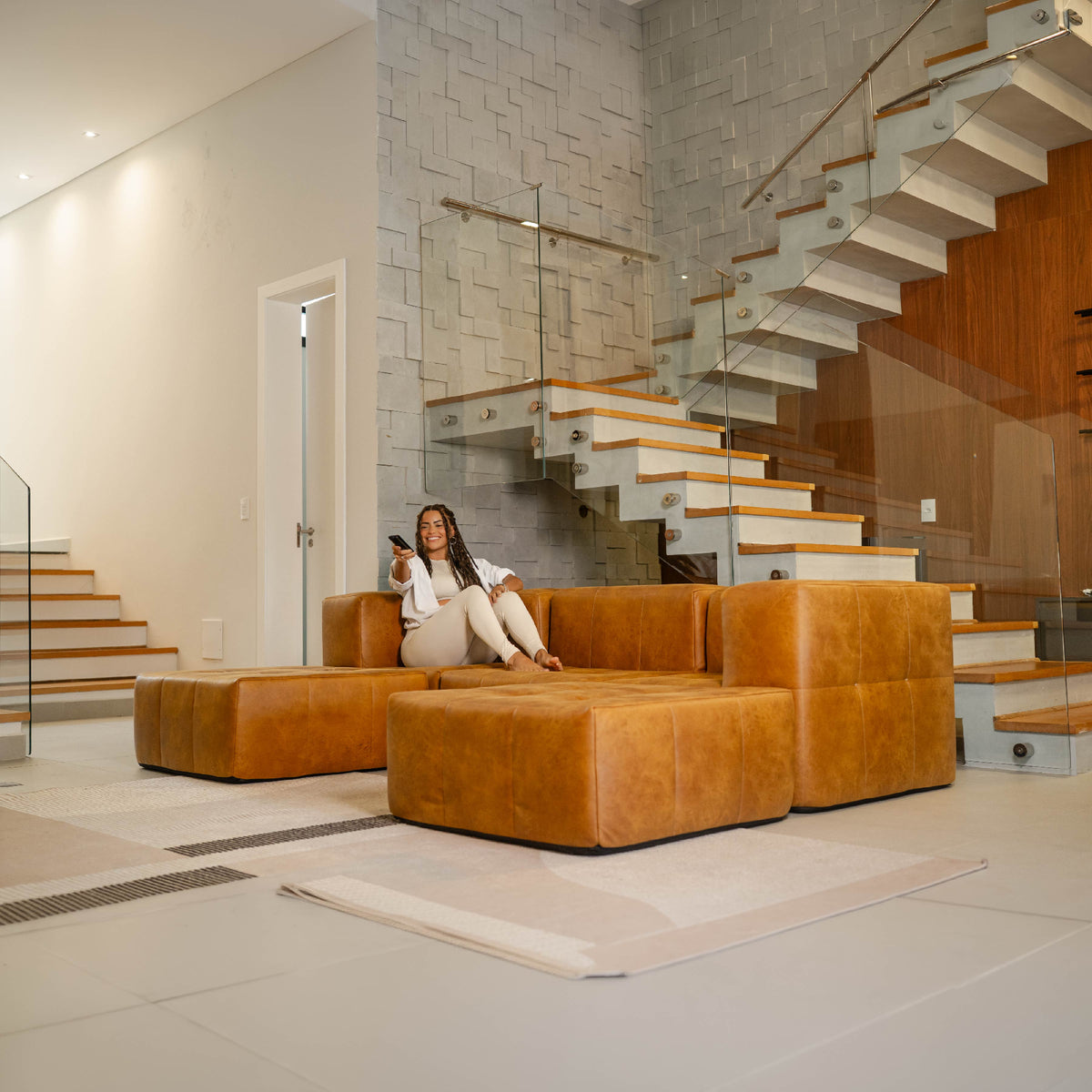 Sofá Modular 3 Lugares 2 Cantos com 2 Apoios de Pé em Poli-Couro Marrom