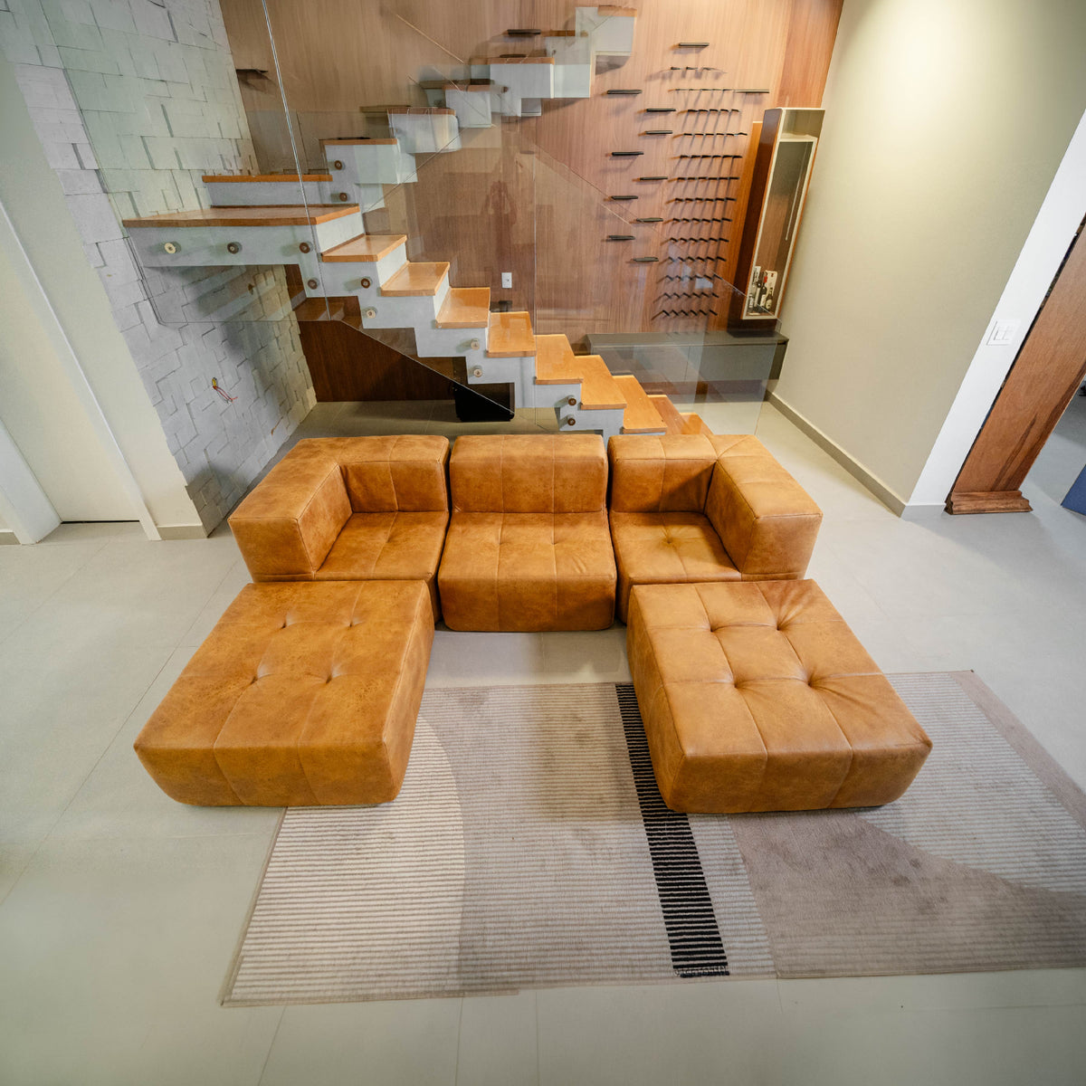 Sofá Modular 3 Lugares 2 Cantos com 2 Apoios de Pé em Poli-Couro Marrom