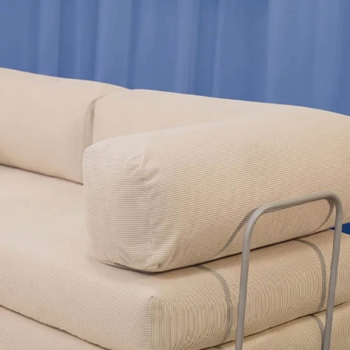 Sofá Cama Flowin com 1 Apoio de Pé em Cotele Bege