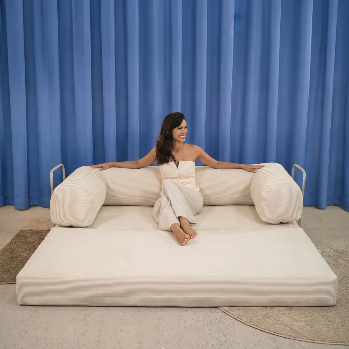 Sofá Cama Flowin com 1 Apoio de Pé em Cotele Bege