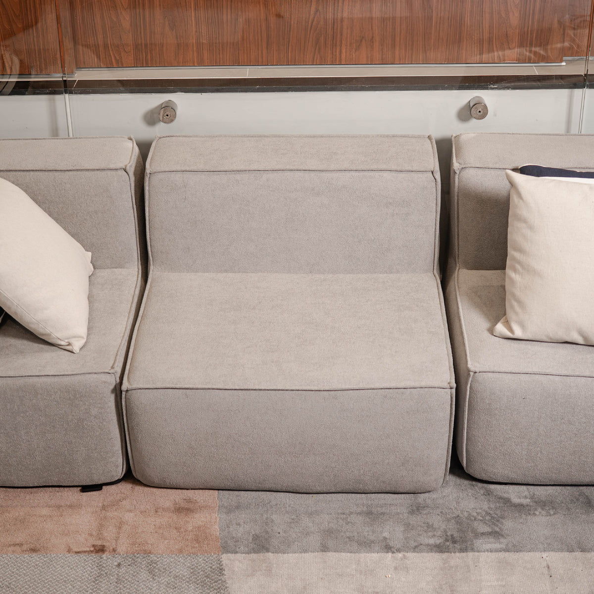 Sofá Modular Flow 3 Lugares 2 Cantos com 1 Apoio de Pé em Boucle Cinza