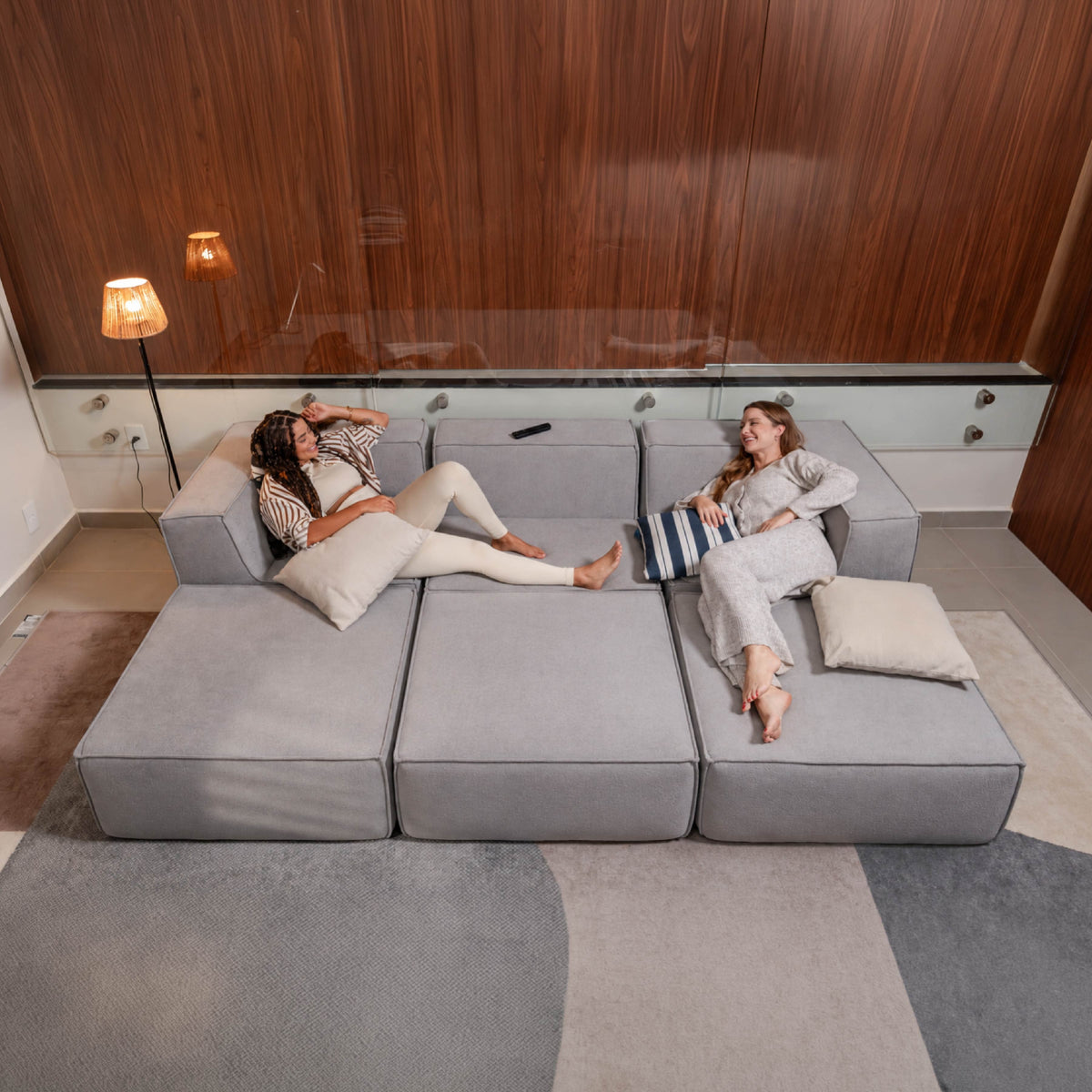 Sofá Modular Flow 3 Lugares 2 Cantos com 3 Apoios de Pé em Boucle Cinza