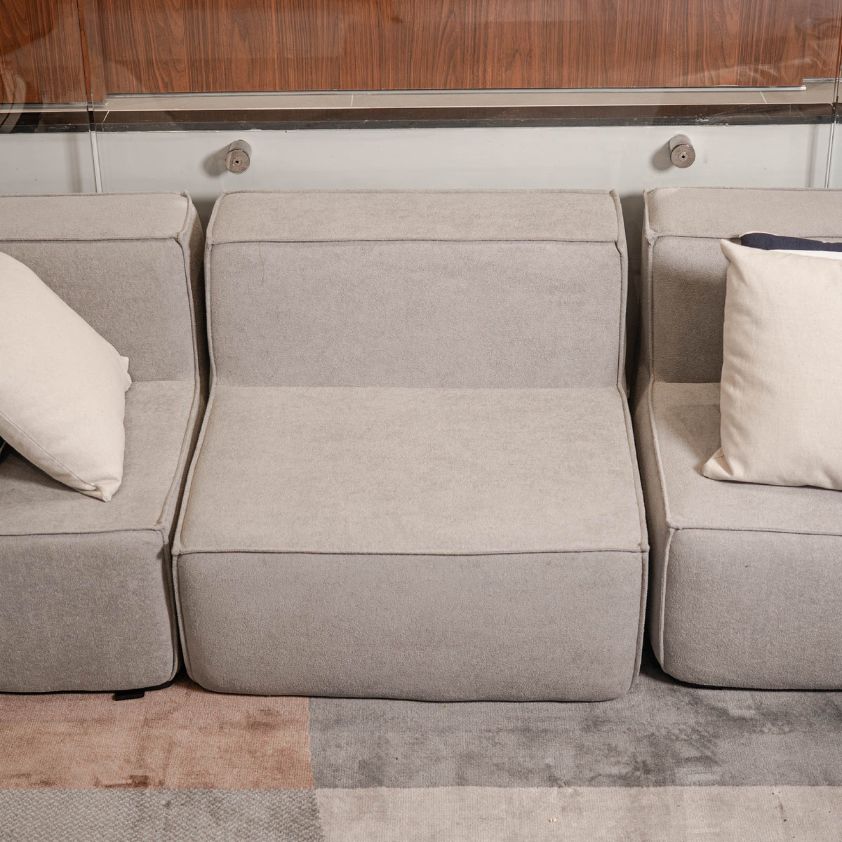 Sofá Modular Flow 4 Lugares 2 Cantos com 1 Apoio de Pé em Boucle Cinza