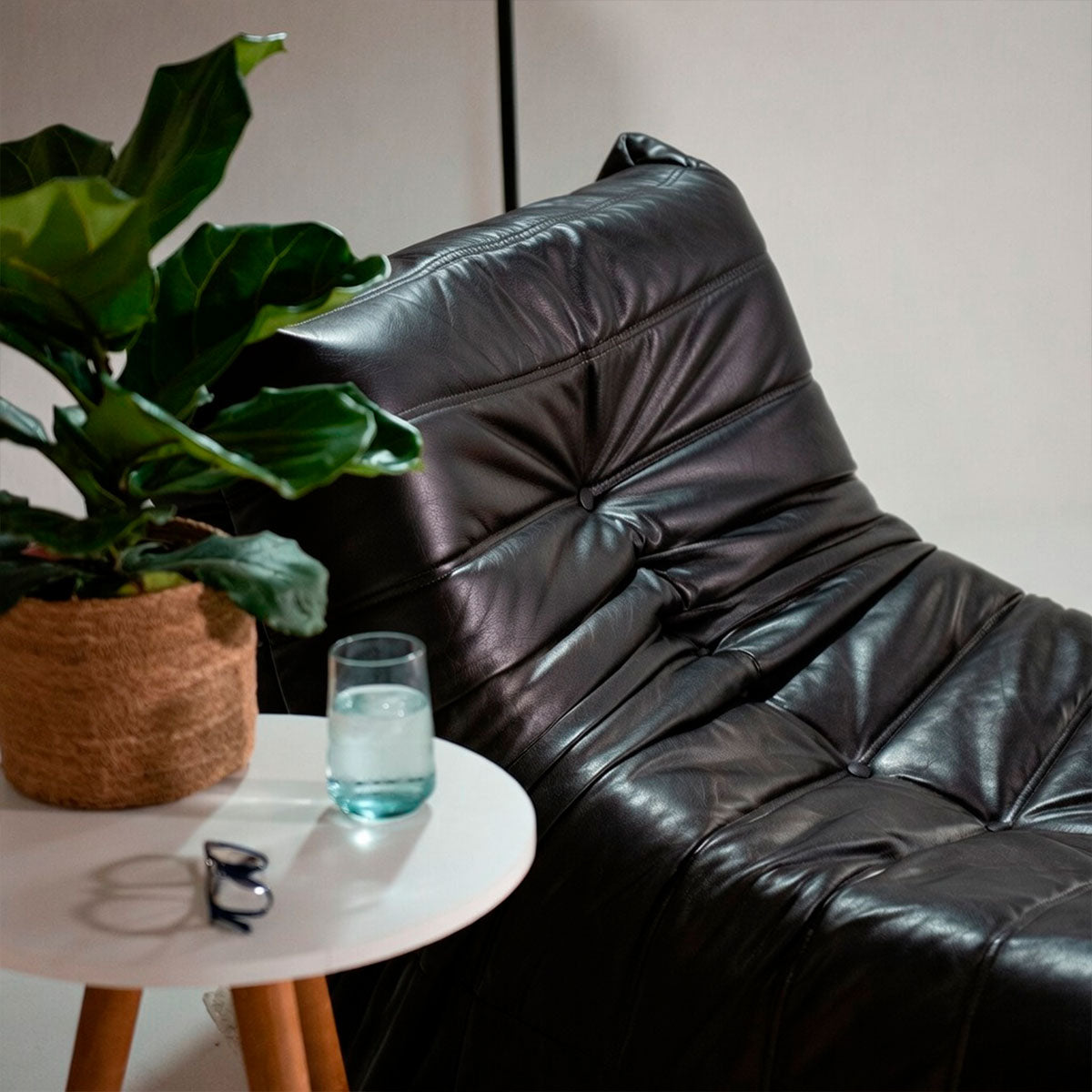 Poltrona Liv - Poli-Couro - Preto