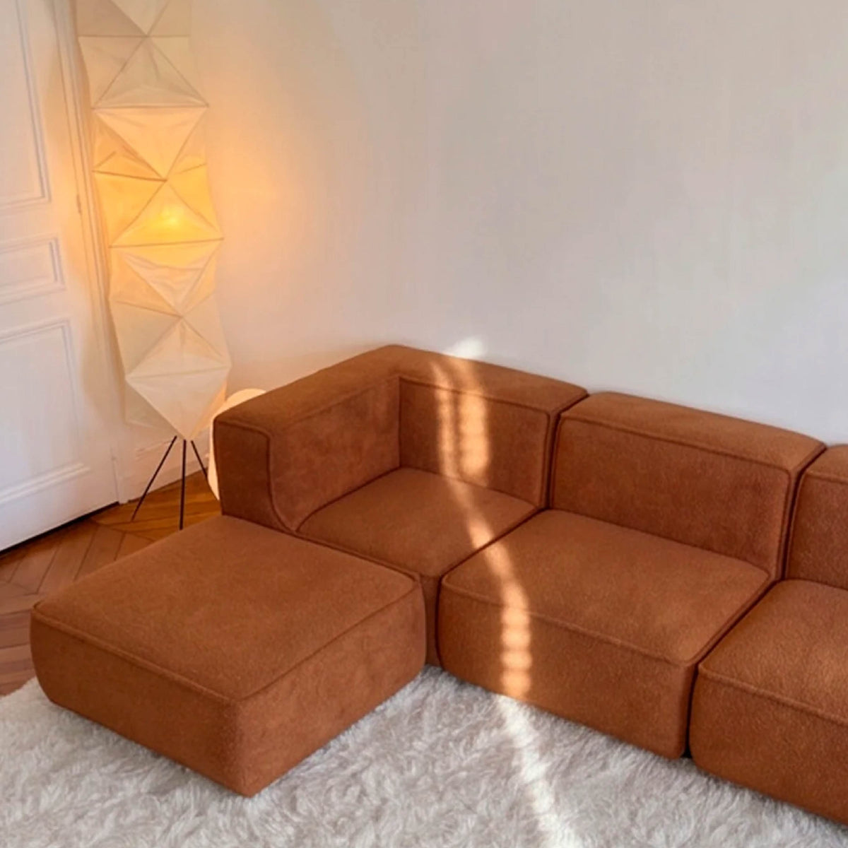 Sofá Modular Flow 3 Lugares 2 Cantos com 2 Apoios de Pé em Boucle Plus Mostarda