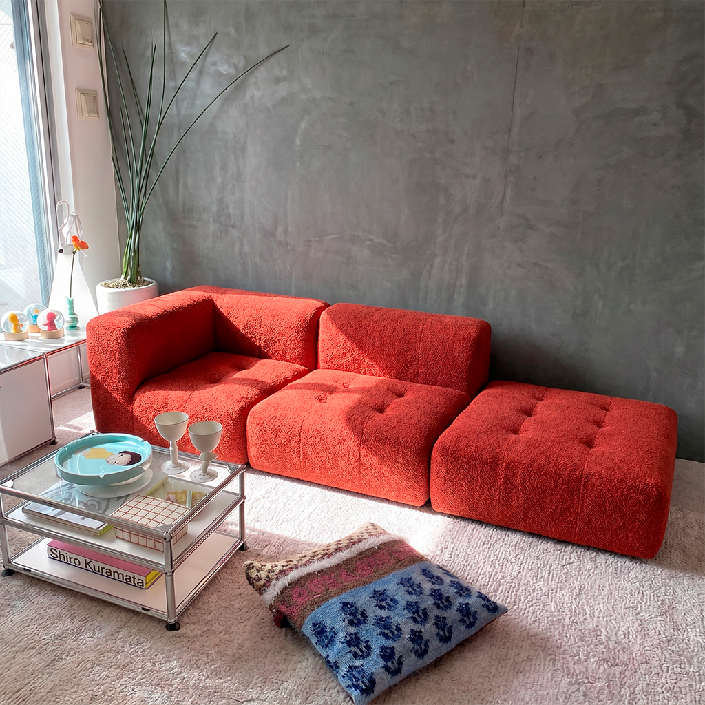 Sofá modular boucle plus terracota em sala de estar