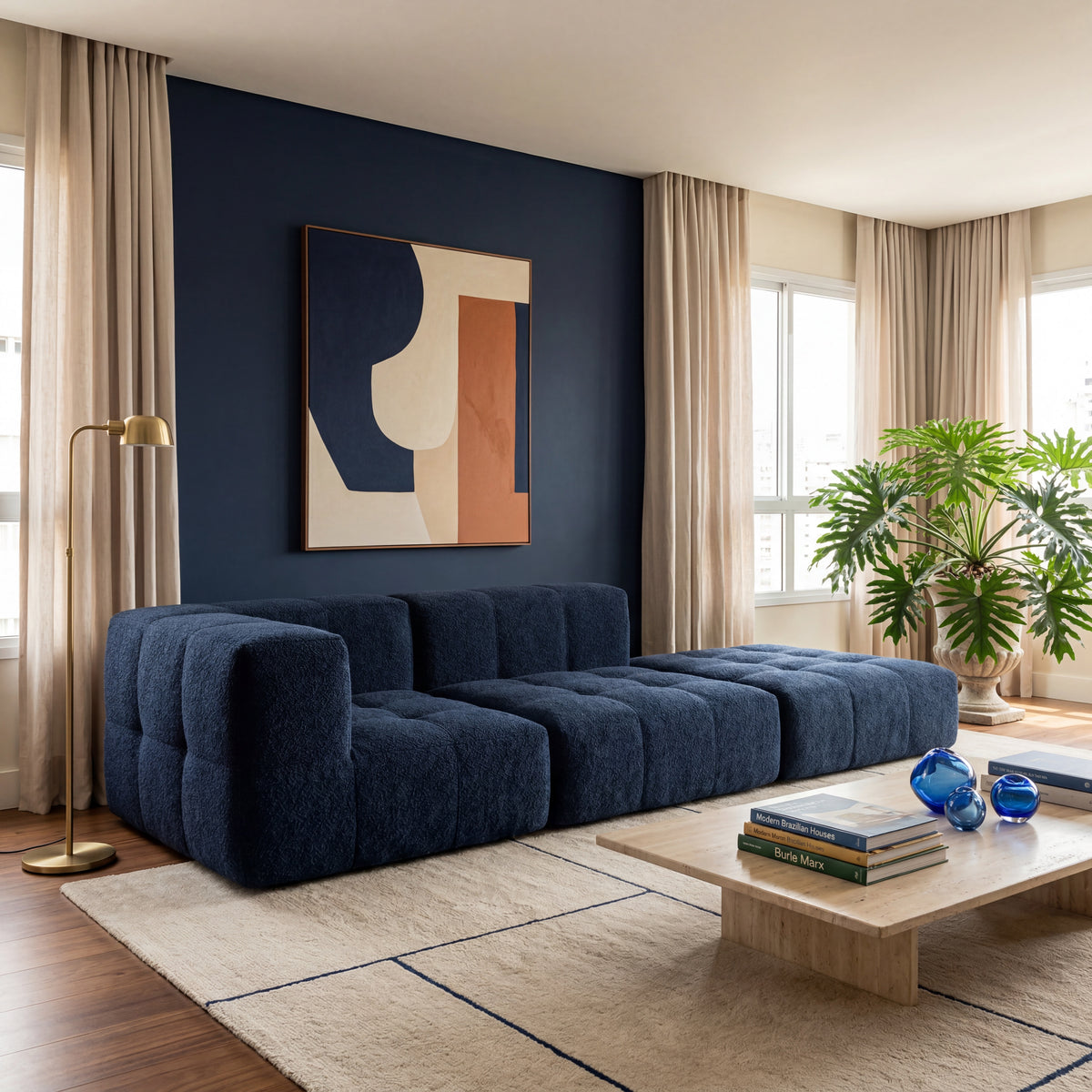 Sofá modular boucle azul marinho em sala de estar