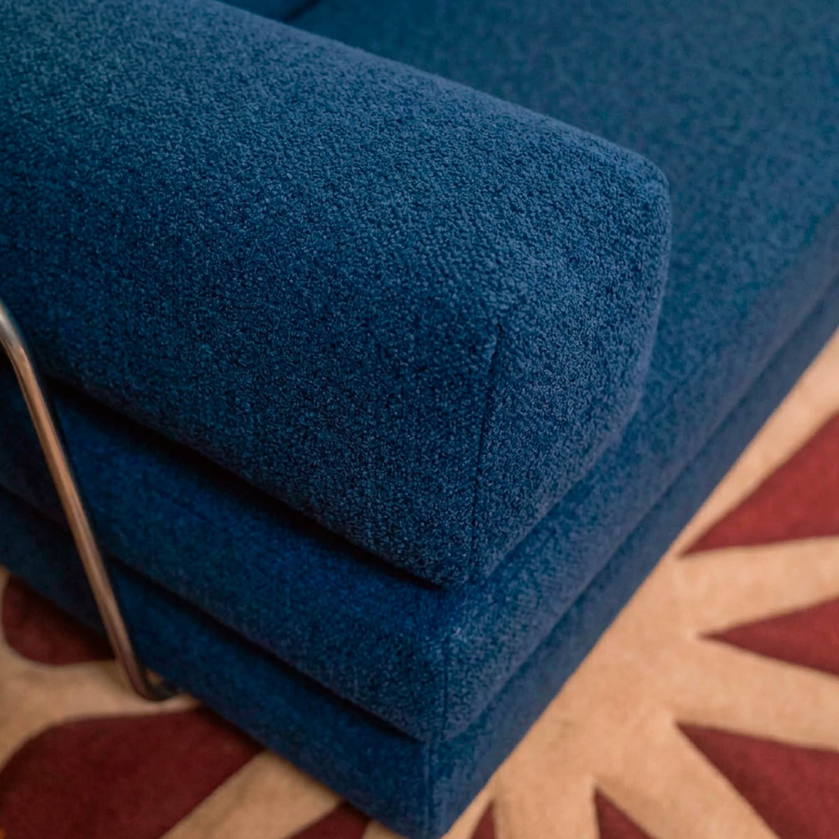 Sofá Cama Flowin com 1 Apoio de Pé em Boucle Azul Marinho
