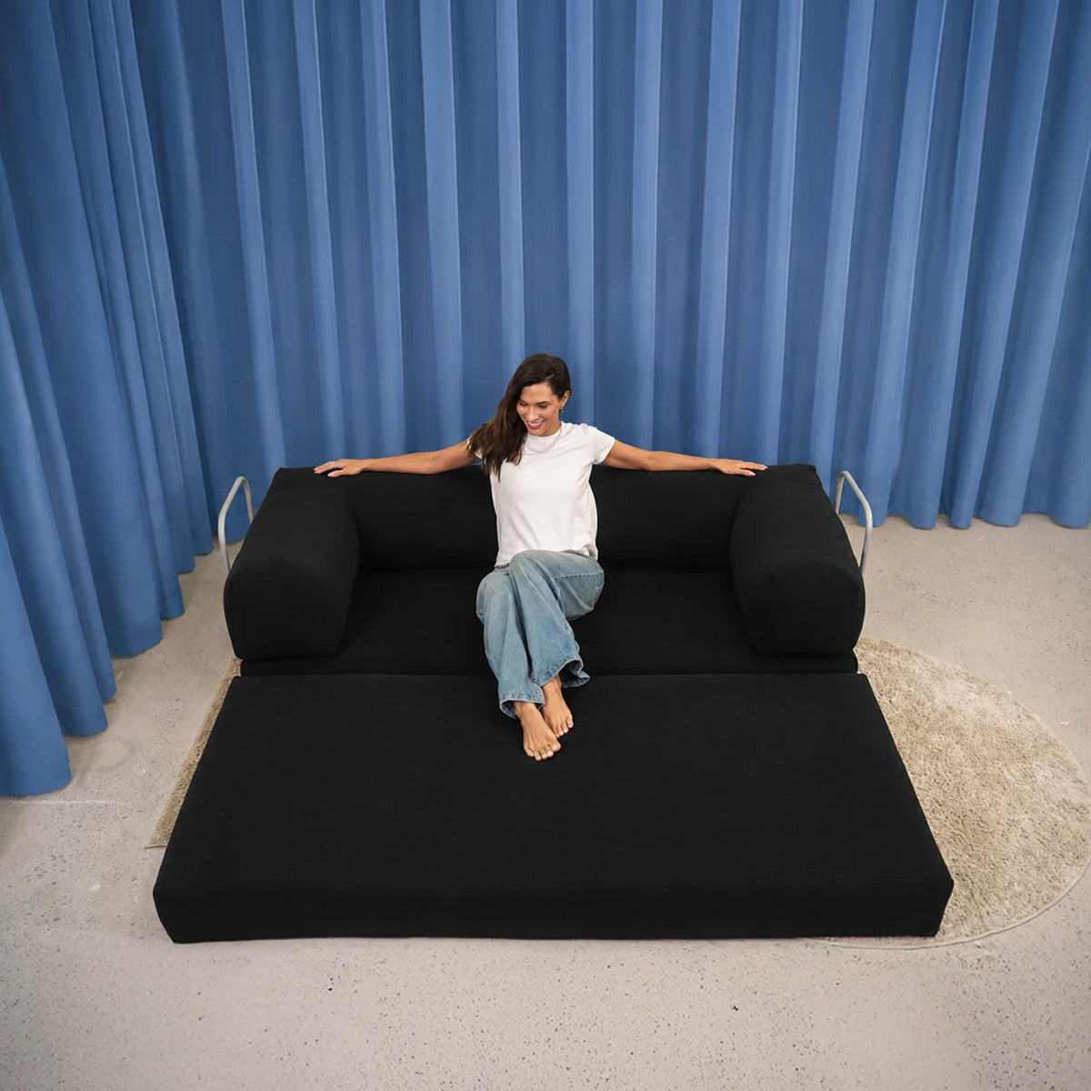 Sofá Cama Flowin com 1 Apoio de Pé em Cotele Black