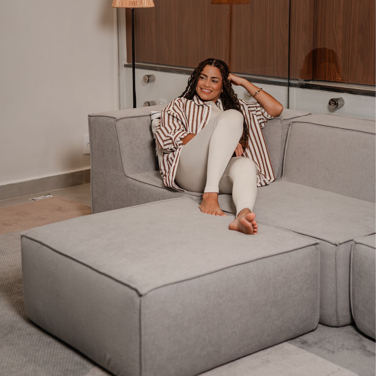 Sofá Modular Flow 3 Lugares 2 Cantos com 1 Apoio de Pé em Boucle Cinza