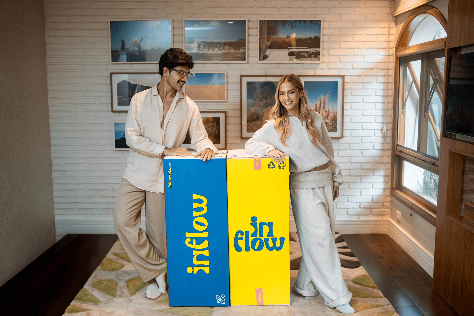 Imagem de fundo de um casal com caixa do sofá da Inflow