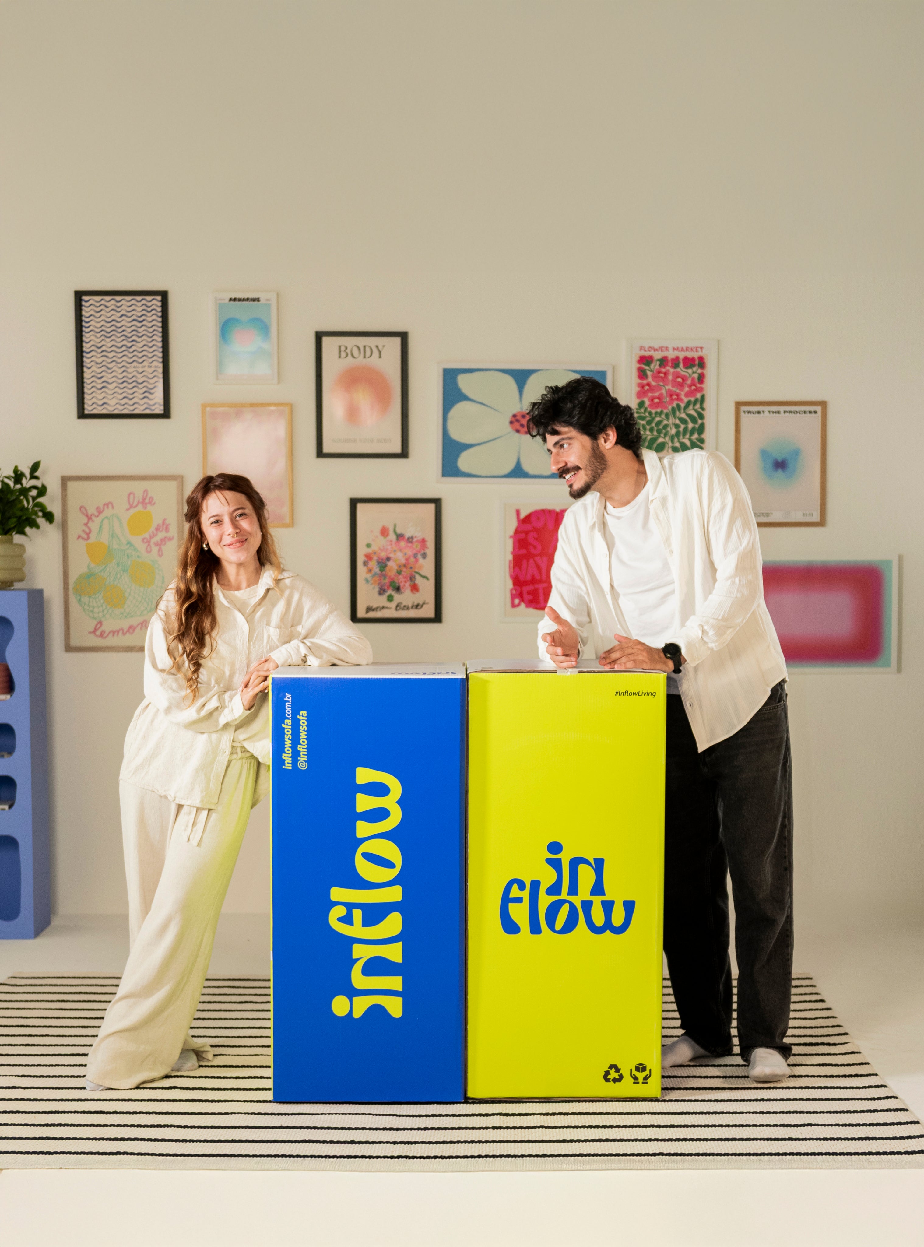 Imagem de fundo de um casal com caixa do sofa da inflow