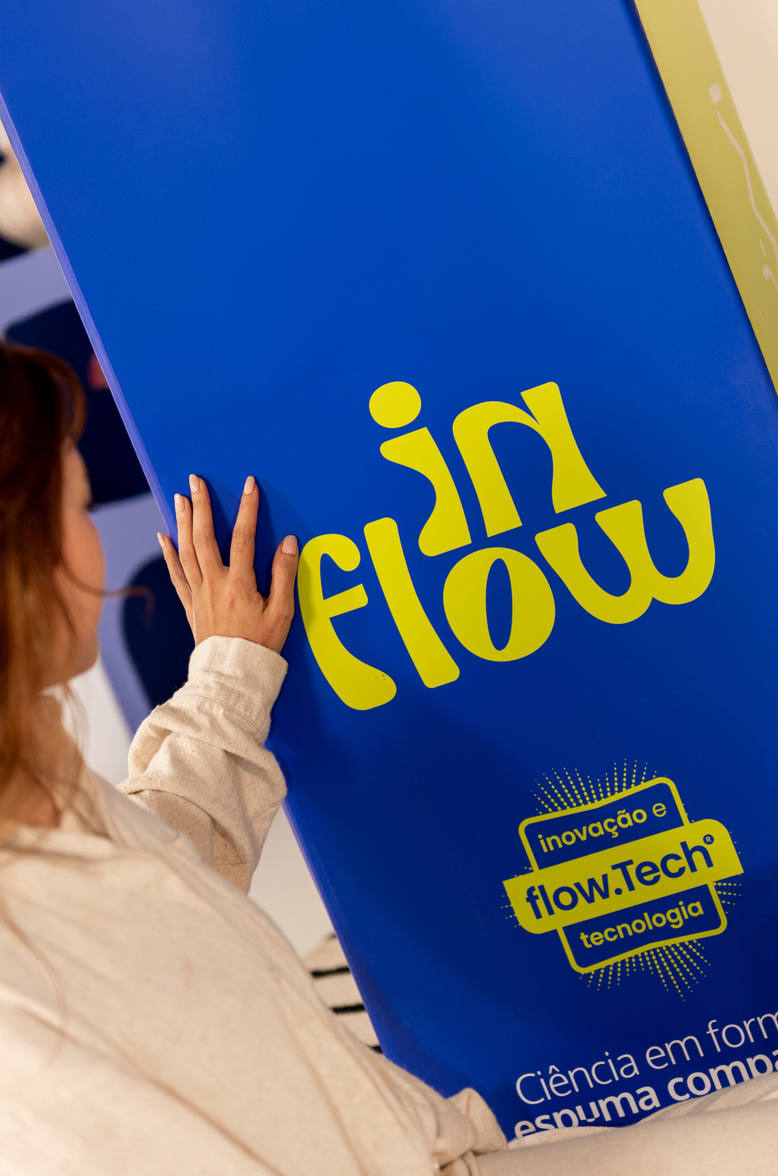 Imagem mostra uma pessoa olhando para a marca da inflow